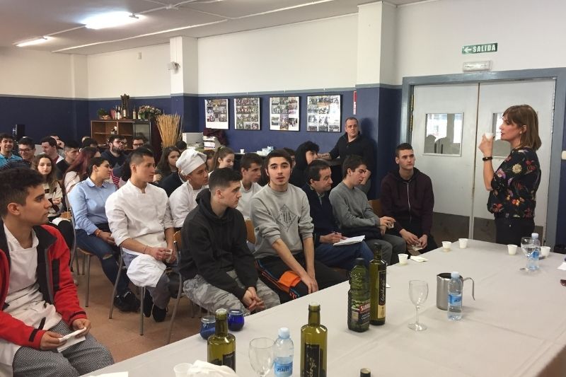 Alumnos de la Escuela de Hostelería de Burlada aprenden a catar aceite de oliva con Sandúa